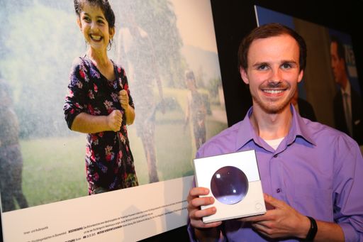 Vorschau Bild von Der Hobbyfotograf Martin Peneder (Gesamtsieger
sowie Kategoriesieger Innen- und Außenpolitik des Objektiv 2016)
bewies vergangenen Sommer Fingerspitzengefühl und fing das
Kinderlachen des syrischen Flüchtlingsmädchens ein.