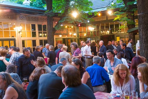Vorschau Bild von Entspanntes Networking beim österreichischen Preis
für Pressefotografie Objektiv 2016.