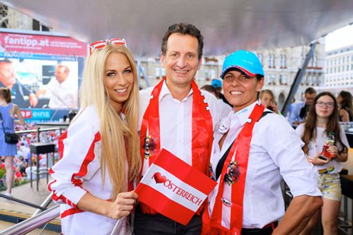  v.l.n.r.: Yvonne Rueff, Sport-Stadtrat Christian
Oxonitsch, Taxi 31300 Marketing Manager Renate Pölderl