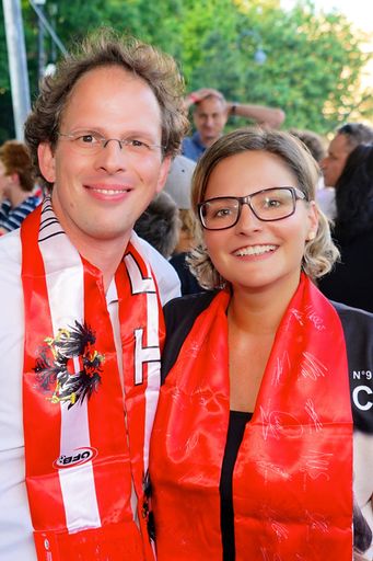 Vorschau Bild von Taxi 31300 Prokurist Martin Waldbauer und Kurier
Society Chefin Lisa Trompisch