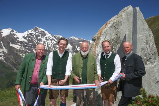 (v.l.n.r.) Bei der Eröffnung - Karl Forcher
(Ausstellungsgestalter, Verständliche Natur und Technik), Johannes
Hörl (Vorstandsdirektor Großglockner Hochalpenstraßen AG), Sepp
Forcher (ehemals Träger am Heinrich-Schwaiger-Haus zum Großen
Wiesbachhorn sowie Wirt der Oberwalderhütte), Hannes Schernthaner
(Bürgermeister Gemeinde Fusch a. d. Großglocknerstraße) und Georg
Kandutsch (Ausstellungsgestalter, Alpdoc/Büro für alpine
Dokumentationen).