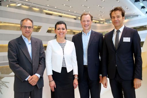 http://www.apa-fotoservice.at/galerie/7944 Im Bild
vl.: Professor Antonio Dávila (Professor of Entrepreneurship and
Accounting and Control, IESE Business School, University of
Navarra), Dr. Rita Niedermayr-Kruse (Geschäftsführerin, Controller
Institut), Mag. Christoph Kaml (CFO, PALFINGER AG), Univ.-Prof. Dr.
Gerhard Speckbacher (Vorstand, Institut für Unternehmensführung, WU)