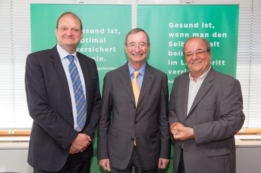  http://www.apa-fotoservice.at/galerie/7953 Im Bild
von links nach rechts: Mag. Alexander Herzog, SVA Obmann-Stv., Dr.
Christoph Leitl, SVA Obmann, Wilhelm Turecek,SVA Obmann-Stv.