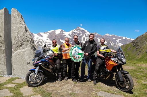 (v.l.n.r.:) Günter Fersterer (Polizeiinspektion Saalfelden),
Stefan Schwaiger (Sicherheitsbeauftragter Großglockner
Hochalpenstraßen AG), Franz Schönbauer (Geschäftsleiter ÖAMTC
Fahrtechnik), Johannes Hörl (Vorstandsdirektor Großglockner
Hochalpenstraßen AG) und Georg Scheiblauer (Chefinstruktor ÖAMTC
Fahrtechnik)
