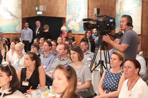 http://www.apa-fotoservice.at/galerie/7970 Volles
Haus zum Thema Video – OTSconnect widmete sich im Radiokulturhaus
dem Bewegtbildtrend.