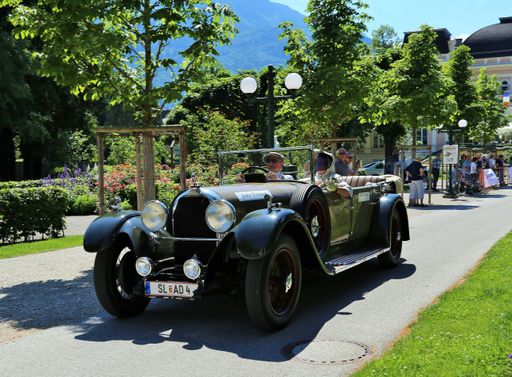  Elisabeth und Ernst Piëch bei ihrem Start zur
Freitagsetappe aus dem Kurpark Bad Ischl mit einem Austro Daimler
Baujahr 1922.