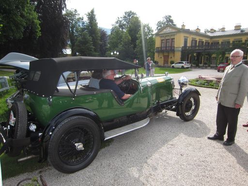 Vorschau Bild von Erzherzog Markus Habsburg Lothringen
verabschiedet Dr. Winfried Kallinger mit Gattin Hanna in einem
Lagonda Z3S aus dem Jahr 1930 aus dem Kaiserpark.