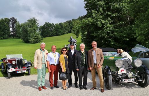 Vorschau Bild von Im Bild vl.n.r.: Moderator Hermann Tratnik,
OÖMVC Präsident Gerhard Weiß, Familie Göth – unterwegs im Buick D45
aus dem Jahr 1915 - , Organisationsleiter Helmfried Thalhammer und
Tourismusdirektor Robert Herzog posieren vor dem Lauscher im
Kaiserpark