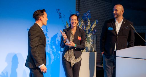  Daniela Müller, Leiterin Onlinemarketing von
myRobotcenter, bei der Preisübergabe durch Mirko Zimmer (li) und
Ralf Marschke (beide KeyAccount PayPal) in Berlin.