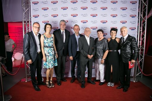 Vorschau Bild von von links nach rechts: Ernst und Martina Mayr,
Finanzminister Dr. Hans Jörg Schelling, Karl Mayr, Karl Mayr sen.
und Berta Mayr, Maria Mayr, Klaus Eberhartinger