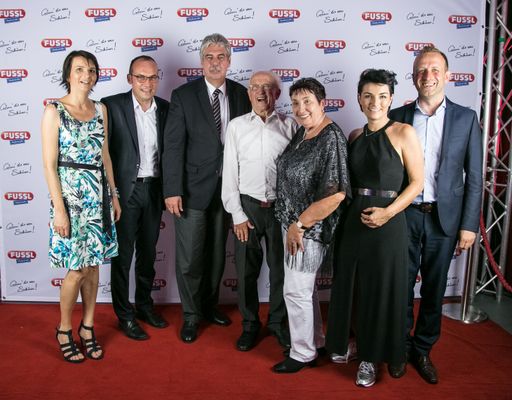 Vorschau Bild von v.l.n.r.: Martina und Ernst Mayr, Finanzminister
Dr. Hans Jörg Schelling, Karl Mayr sen. und Berta Mayr, Maria und
Karl Mayr