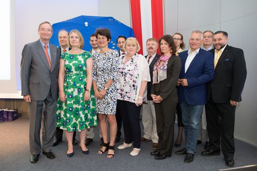  http://www.apa-fotoservice.at/galerie/7974 Bild
zeigt: Christoph Leitl , Präsident Wirtschaftskammer Österreich,
S.E. Botschafter Willem Van de Voorde, Botschaft des Königreichs
Belgien, I.E. Botschafterin Susan Le Jeune d´Allegeershecque,
Botschaft des Königreiches Großbritannien und Nordirland, Panos
Mastorakis, Presseattache Zypern, Gesandtin Michaela Spaeth,
Botschaft der Bundesrepublik Deutschland, Wolfgang Renezeder, Leiter
des Referates für EU-Grundsatzfragen, Außenministerium, Regina
Hönigsberger, Initiatorin, Franz Bachleitner, Außenwirtschaft,
Botschaftsrätin Suzana Česarek, Botschaft der Republik Slowenien,
Botschaftssekretärin Joanna Klepacka, Botschaft Polen, Gottfried
Kneifel, Bundesratspräsident, Helmut Leopold, Head of Department
Austrian Institute of Technology und Karl-Heinz Wanker,
Stabsabteilung EU-Koordination, Wirtschaftskammer Österreich.
