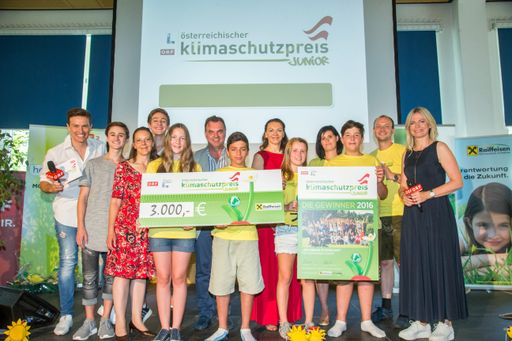  Die Schülerinnen und Schüler der dritten Klassen
der Neuen Mittelschule Weißenbach/Enns in der Steiermark wurden am
29. Juni bei einer Preisverleihung für ihr Projekt „Solarhaus im
Schulhof“ von ORF und Umweltministerium mit dem Österreichischen
Klimaschutzpreis Junior 2016 ausgezeichnet. Der Preis wurde von Dr.
Tanja Daumann, Raiffeisen Klimaschutz-Initiative, übergeben.