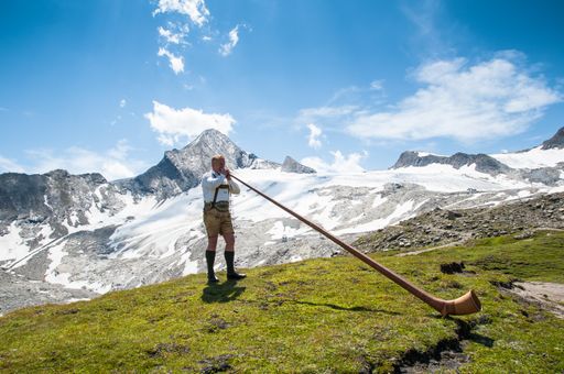 GIPFELKLÄNGE am Kitzsteinhorn: Alpiner Genusstag
mit Alphornklängen, Nationalpark Rangertouren sowie
Gletscherflohbasteln und Bauerngolf für die kleinen Bergfexe.