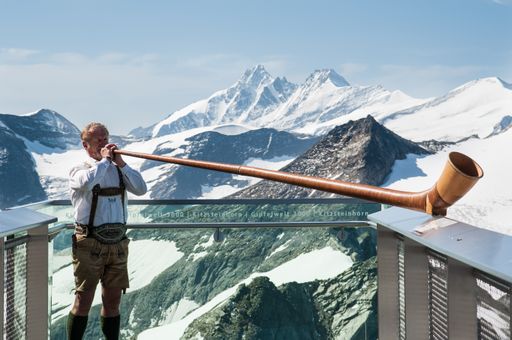 Vorschau Bild von GIPFELKLÄNGE auf der Nationalpark Gallery Plattform
am Kitzsteinhorn: Warme und weiche Töne inmitten Österreichs
höchster Berggipfel – im Hintergrund imposant der 3.798 Meter hohe
Großglockner