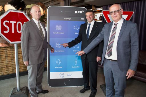http://www.apa-fotoservice.at/galerie/7961 Im Bild
v.l.n.r.: Dr. Othmar Thann; Minister Jörg Leichtfried; DI Peter
Felber