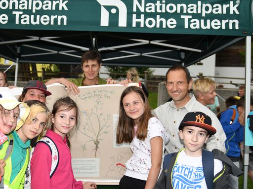  LH-Stv. Dr. Astrid Rössler und NP-Direktor
Wolfgang Urban mit SchülerInnen der Nationalpark-Partnerschulen und
dem von ihnen gestalteten Pflanzenbuch