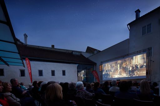  Täglicher Filmbeginn beim Open-Air-Kino: 21:00