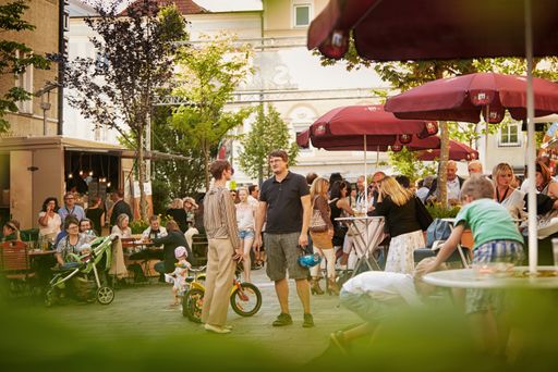 Vorschau Bild von täglich bieten 5 Welser Gastronomen am begrünten
Minoritenplatz coole Drinks und sommerliche Schmankerl.