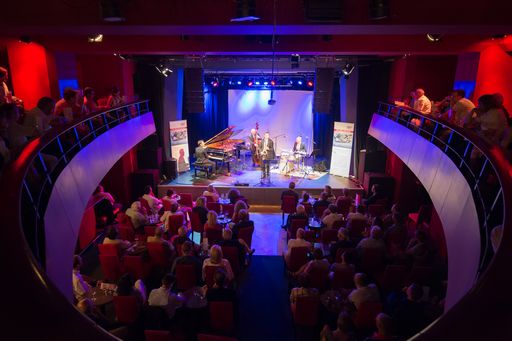 http://www.apa-fotoservice.at/galerie/7985 Markus
Gaudriot Quartett und TÜV AUSTRIA unterhielten ihre Kunden in einem
exklusiven Jazzabend im Porgy & Bess