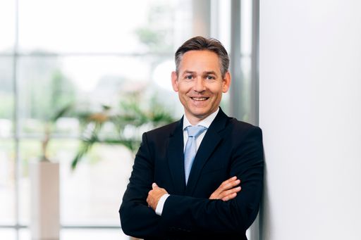 Norbert Rotter, Vorstandsvorsitzender der
itelligence AG: "Ich freue mich den Vorstandsvorsitz der itelligence
AG zu übernehmen. itelligence ist ein wachstumsstarkes, auf
SAP-Technologie fokussiertes globales IT-Unternehmen. Die
Herausforderungen im Zeitalter der Digitalisierung sind vielfältig.
Die IT-Branche ist im Umbruch und mein Ziel ist es, mit itelligence
eine Vorreiterrolle in der digitalen Transformation einzunehmen."
Weiterer Text über ots und www.presseportal.de/nr/24336 / Die
Verwendung dieses Bildes ist für redaktionelle Zwecke honorarfrei.
Veröffentlichung bitte unter Quellenangabe: "obs/itelligence/Michael
Adamski"