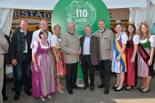 Vorschau Bild von LK NÖ-Vizepräsident Otto Auer, Seminarbäuerin Vicky Opelka, LR
Stephan Pernkopf, Direktorin Klaudia Tanner, LH Erwin Pröll,
Bauernbund-Ehrenobmann Franz Blochberger, BM Andrä Rupprechter und
Produkthoheiten am Bauerntag 2016.
