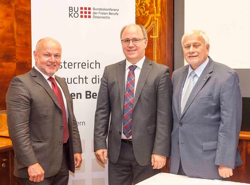 Pressekonferenz am 4. Juni 2016, Café Landtmann, Wien v.l.n.r.:
DI Baurat h.c.Rudolf Kolbe (Präsidialmitglied BUKO), Mag. vet.med.
Kurt Frühwirth (Präsident BUKO), Prof. Dr. Dr. h.c. mult Friedrich
Schneider (Johann Kepler Universität Linz)