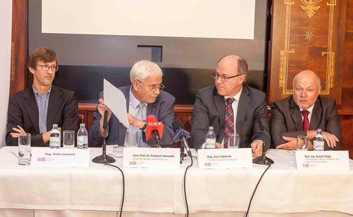 Vorschau Bild von v.l.n.r.: Mag. Stefan Jenewein (GAW), Prof. Dr. Dr. h.c. mult
Friedrich Schneider (Johann Kepler Universität Linz), Mag. vet.med.
Kurt Frühwirth (Präsident BUKO), DI Baurat h.c.Rudolf Kolbe
(Präsidialmitglied BUKO)