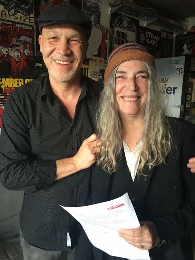 Dreitausend BesucherInnen beim
Volkshilfe-Benefizkonzert der Poetin und Musikerin Patti Smith in
der Wiener Arena