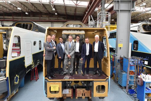 Der Aufsichtsrat und die Geschäftsleitung der WESTbahn Management
GmbH im Doppelstock-Kompetenzzentrum von Stadler in Altenrhein/CH