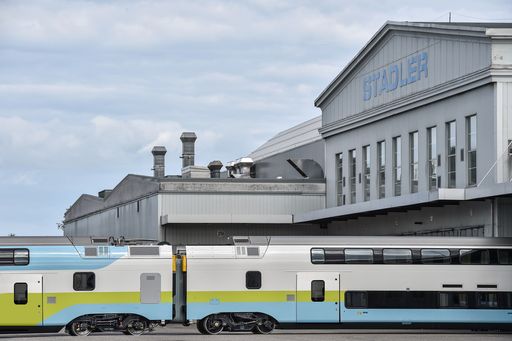 Vorschau Bild von Der neue WESTbahn KISS 2 von Stadler vor dem
Doppelstock-Kompetenzzentrum in Altenrhein/CH