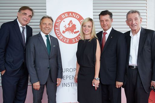 http://www.apa-fotoservice.at/galerie/7983 Im Bild
v.l.n.r. Dr. Gerald GANZGER, Rechtsanwalt, Lansky, Ganzger &
Partner, Werner KUHN, MBA, Director Business Development, Marketing
& Sales SK Rapid Wien, Dr. Monika POECKH-RACEK, Vorstandsvorsitzende
Admiral Casinos & Entertainment AG, Leiterin CSR Novomatic AG, DI
Dr. Gerhard HREBICEK, MBA, Herausgeber Österreichische Marken Wert
Studie 2016, Vorstand European Brand Institute und Dkfm. Helmut
HANUSCH, Generalbevollmächtigter Verlagsgruppe News