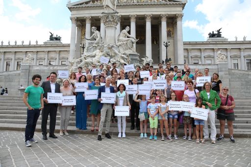 Rund 60 UnterstützerInnen der Österreichischen
Gebärdensprache versammelten sich am 06.07.2016 vor dem Parlament