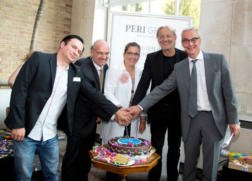  v.l.: Radomir Jedrasiak (Creative Director Welldone
Werbung und PR), Mag. Hanns Kratzer (Geschäftsführer PERI Group),
Mag. (FH) Birgit Bernhard (Head of Accounts der Welldone Werbung und
PR), Robert Riedl (Geschäftsführer der Welldone Werbung und PR),
Bernhard Majcen (Schauspieler)
