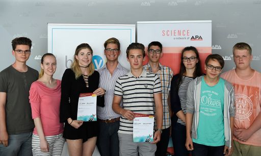  Finalistinnen und Finalisten des APA-Science
Content-Contest: Im Bild v.l.n.r: Jannik Pitt, Veronika Wirth, Lea
Zauner, Niklas Baumgartner, Martin Zwifl, Matthias Grafenauer, Erika
Sarolli, Leonard Lienerbrünn, Rainhard Grabner