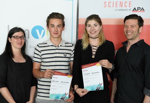 Vorschau Bild von Preisverleihung des APA-Science Content-Contest: Im
Bild v.l.n.r.: Christa Bernert (BMVIT), Martin Zwifl, Lea Zauner,
Mario Wasserfaller (APA)