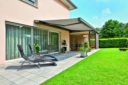 (epr) Der Außenbereich lässt sich durch tolle
Accessoires und Möbel ganz leicht aufwerten – angefangen beim
Sonnenschutz. Wer nicht nur ein funktionales Sonnendach sucht,
sondern auch Wert auf das besondere Äußere legt, der kommt bei der
Terrassen- und Balkonmarkise MX-1 von markilux ganz auf seine
Kosten. Besonders auffallend sind bei diesem Modell das
futuristische Design, die geschmeidige Form sowie die selbstbewusste
Größe. Da wundert es auch nicht, dass die MX-1 eine ganze Reihe an
Preisen – unter anderem den renommierten German Design Award 2016
und den international bekannten Interior Innovation Award 2015 –
abgeräumt hat. Mehr unter www.markilux.com.