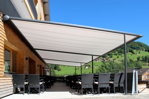 Vorschau Bild von Die markilux pergola eignet sich als kombiniertes
Markisen-Säulensystem besonders dazu, große Flächen zu beschatten.
Beschwerungskästen für die Säulen ermöglichen die Montage nun auch
ohne Betonfundament. Neben den bisherigen im Querschnitt runden
Säulen gibt es ab jetzt auch eine eckige Variante und eine Abdeckung
für den Säulenfuß.