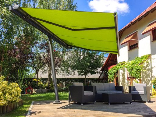 Vorschau Bild von Der Sonnenschutz „planet“ von markilux ist eine
Kombination aus Markise und Sonnenschirm. Mit ihm wandert der
Schatten ganz praktisch mit.