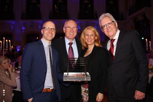 Vorschau Bild von Im Beisein von Finanzminister Dr. Hans Jörg
Schelling nahmen die Steuerberater Mag. Klaus Zangerl, Mag.
Christine Pardeller und Mag. Michael Reimair die Auszeichnung
"Tiroler Steuerberater des Jahres" in der Kategorie "Allrounder
Tirol" entgegen.