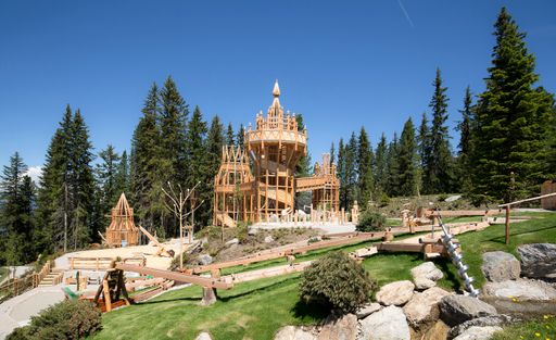 Im Juli 2016 eröffnet auf der Rosenalm in Zell
am Ziller ein Ort der Fantasie - das Fichtenschloss. Der über 5.000
Quadratmeter große Erlebnis-Spielplatz wurde durch eine Investition
in Höhe von 1,2 Mio. Euro realisiert und ist ein Paradies für die
ganze Familie.
