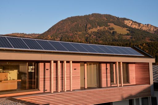 Vorschau Bild von Modernes Wohnen im Einklang mit der Natur. Wärme,
Wasser und Strom beziehen die Bewohner dieser Wohnanlage direkt aus
Naturkraft ihrer Umgebung.