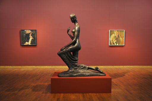 Wilhelm Lehmbruck (1881—1919), Kniende, 1911;
Bronze, anthrazitfarbig patiniert, 174,5 x 67,7 x 140 cm;
Dauerleihgabe, Nachlass W. Lehmbruck