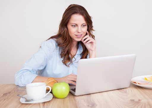 Vorschau Bild von Woman sitting at her desk working on her laptop