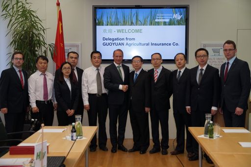 Zhang Fuyin, Präsident GUOYUAN, Kurt Weinberger,
Vorstandsvorsitzender Österreichische Hagelversicherung, weitere
Teilnehmer der Hagelversicherung Vorstand Mag. Reinhard Kern,
Chefmeteorologe Holger Starke und die Delegation aus China