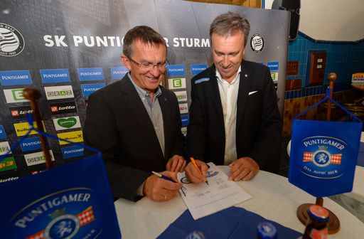 Andreas Stieber, Brau Union Österreich (links) und
SK Puntigamer Sturm Graz Präsident Christian Jauk unterschreiben den
Vertrag