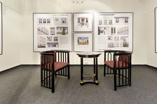  Josef Hoffmann-Sitzgarnitur in den
Galerieräumlichkeiten der Österreichischen Werkstätten. Im
Hintergrund einige der zahlreichen Schautafeln, die Leben und Werk
Josef Hoffmanns thematisieren.