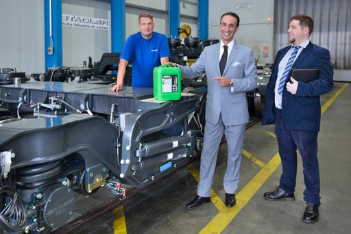 Ronny Böhler (li), Abteilungsleiter Drehgestell
Montage, Stadler Rail Winterthur AG. Dersim Stein (mi), Unternehmer
und Vorstand Max Lehner Gruppe. Dr. Tristan Corbiere (re), Leiter
R&D Max Lehner AG