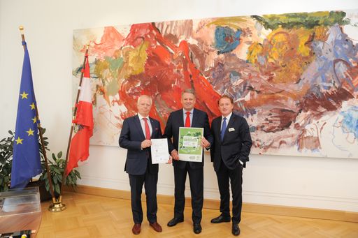  BM DI Andrä Rupprechter und PEFC Austria-Obmann DI
Hans Grieshofer gratulieren Lenzing Papier zum Erhalt des
PEFC-Zertifikats.