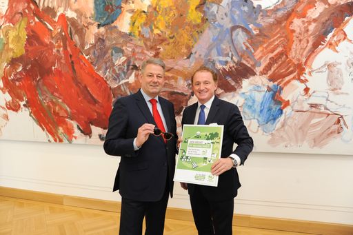 Vorschau Bild von Bundesminister DI Andrä Rupprechter bekam von DI
Hans Grieshofer eine PEFC-zertifizierte Sonnenbrille überreicht. Sie
steht symbolisch für viele Hol- und Papierprodukte, die mit dem
PEFC-Logo versehen gekauft werden können.